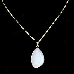 BAL Beautiful white Jade Gem & 18k Gold